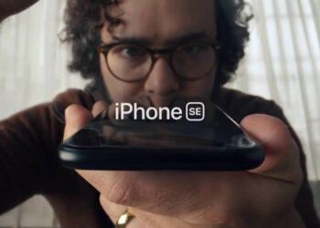 Apple ปล่อยโฆษณา iPhone SE รุ่น 2 ชิ้นใหม่ เพียงแค่ลอกฟิล์มออกจากหน้าจอก็ฟินแล้ว (ชมคลิป)