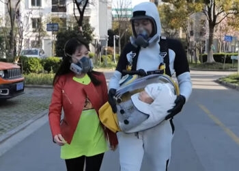 คุณพ่อชาวจีน ประดิษฐ์ Safety Pod ช่วยป้องกันลูกวัยทารกจาก COVID-19 เมื่อต้องออกไปข้างนอก