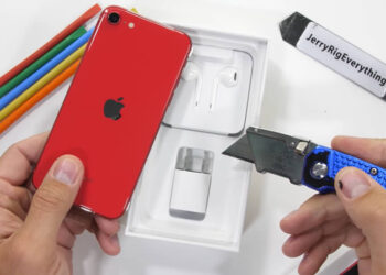 iPhone SE รุ่นที่ 2 ถูกทดสอบความทนทาน ด้วยการขีดข่วน ลนไฟ และดัดให้โค้งงอด้วยมือเปล่า (ชมคลิป!!)