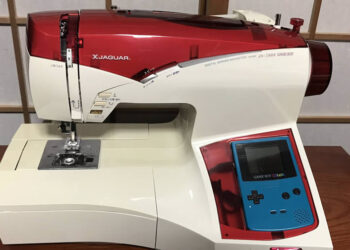หลายคนอาจไม่เคยรู้ Game Boy สามารถใช้ควบคุมจักรเย็บผ้า ที่ผลิตออกมาใช้งานร่วมกันโดยเฉพาะ