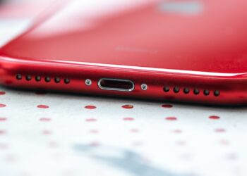 วิธีทำความสะอาดลำโพง iPhone ที่ฝุ่นเยอะ เสียงไม่ดัง โดยไม่ทำให้ตัวเครื่องเกิดความเสียหาย