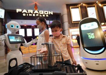 AIS จับมือ เมเจอร์ ซีนีเพล็กซ์ นำทัพหุ่นยนต์ 5G ตั้งการ์ด เสริมมาตรการดูแลความปลอดภัยและสุขอนามัย