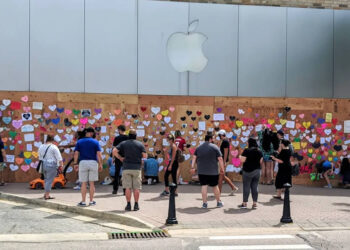 Apple Store บางสาขาในสหรัฐอเมริกา กลายเป็นผืนผ้าใบสร้างผลงานศิลปะ สำหรับการประท้วงอย่างสร้างสรรค์