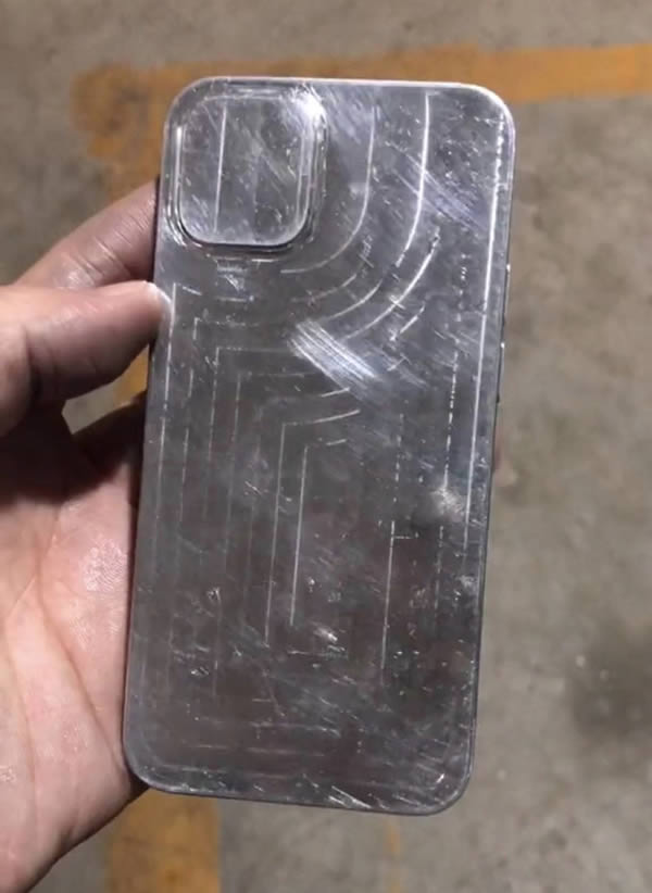 แม่พิมพ์ iPhone 12 และภาพต้นแบบจากโปรแกรม CAD เผยให้เห็นการออกแบบที่