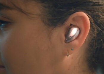 ชมภาพหูฟังไร้สาย Samsung Galaxy Buds Live เมื่อสวมใส่ขณะใช้งานจริง