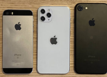 เปรียบเทียบขนาด iPhone 12 (เครื่องดัมมี่) กับ iPhone 7 และ iPhone SE รุ่นแรก