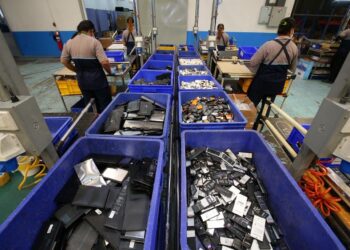 dtac เปิดเส้นทางการเดินทางของขยะอิเล็กทรอนิกส์ จากถังสีฟ้า ‘ทิ้งให้ดี’ ที่ดีแทคฮอลล์ และอุปกรณ์ส่งสัญญาณทั่วประเทศ