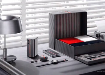 Samsung Galaxy Z Fold 2 รุ่นพิเศษ Thom Browne Edition เผยโฉมออกมาพร้อม Galaxy Watch 3 และหูฟังไร้สาย Galaxy Buds Live สีเทา (ชมคลิป)