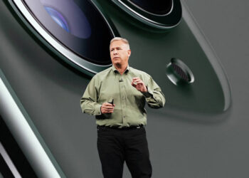 Phil Schiller ได้รับตำแหน่ง Apple Fellow และให้ Greg Joswiak มารับหน้าที่แทนในฐานะรองประธานอาวุโสฝ่ายการตลาดทั่วโลก