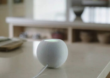 HomePod mini มาพร้อมสายชาร์จที่ไม่สามารถถอดออกได้ ปลายสายเป็นขั้วต่อ USB-C สำหรับใช้กับ 20W Power Adapter ที่แถมมาให้ในกล่อง