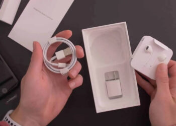 Xiaomi แอบแซะ Apple กรณีไม่รวม Power Adapter และ EarPods มาให้ในกล่อง iPhone 12