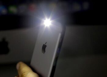 วิธีเปิดใช้งานไฟฉายบน iPhone และสมาร์ทโฟน Android