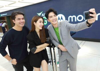 ‘วุ้นเส้น-ว่าน-นิว’ ตื่นเต้น เปิดประสบการณ์ motorola razr 5G สมาร์ทโฟนสุดล้ำคัมแบ็กเร็วและแรงบนเครือข่าย AIS 5G