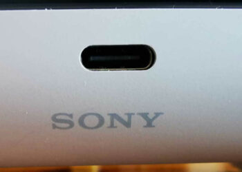 โลโก้ SONY บนคอนโทรลเลอร์ DualSense ถูกติดมาเบี้ยว บางอันหลุดจากจุดศูนย์กลางอย่างชัดเจน