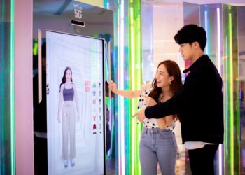 ครั้งแรกในไทย!! AIS ผนึก centralwOrld ปฏิวัติวงการช้อปปิ้ง เปิดตัว AIS 5G SMART MIRROR