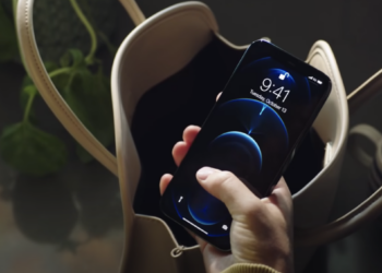 แจกฟรี!! ภาพ Wallpaper สวยๆสำหรับ iPhone 12 และ iPhone 12 Pro