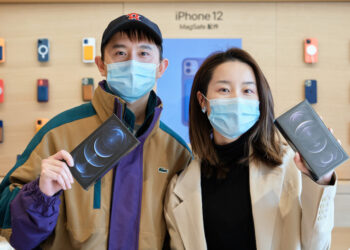 ชมบรรยากาศ Apple Store ในวันแรกของการจำหน่าย iPhone 12 mini และ iPhone 12 Pro Max