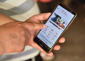 AIS ส่งความห่วงใยชาวสมุทรสาครสู้ภัย COVID-19 สนับสนุนระบบสื่อสาร อำนวยความสะดวกให้ อสต.-อาสาสมัครสาธารณสุขต่างด้าว ลงพื้นที่ ตรวจเข้ม