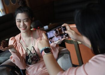 เก็บทุกโมเมนต์ไม่มีพลาด กับสุดยอดสมาร์ทโฟนเรือธง HUAWEI Mate 40 Pro 5G จะวิดีโอหรือภาพนิ่งก็คมชัด คุณภาพเทียบชั้นภาพยนตร์