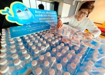 dtac มอบหน้ากากอนามัย น้ำดื่ม และชุดอาหารแห้ง ให้พี่น้องแรงงาน ชุมชนตลาดกลางกุ้ง มหาชัย ผ่านมูลนิธิกระจกเงา