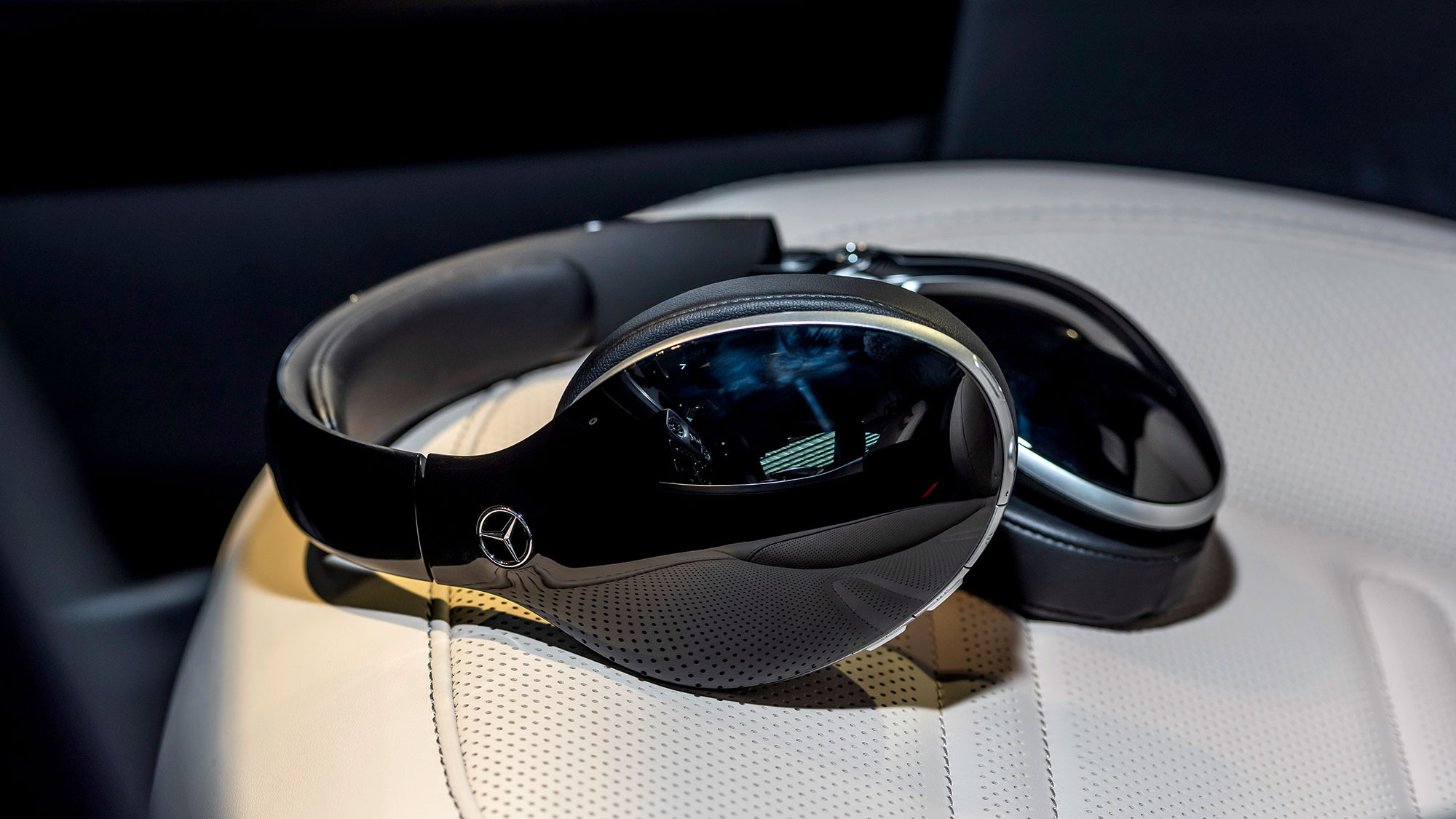 สนมั้ย!! หูฟังไร้สายแบบครอบหูระดับพรีเมี่ยมจาก Mercedes-Benz ผู้ผลิต