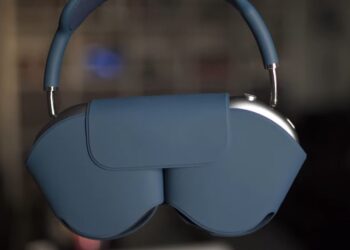 ทีมออกแบบของ Apple เผยมีการสร้างต้นแบบ AirPods Max ออกมานับร้อยแบบ และยังออกแบบเคสเพื่อการจัดเก็บที่ดีที่สุด