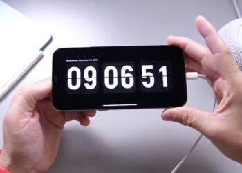 แนะนำแอพ Clock – Digital Flip clock แสดงนาฬิกาบนหน้าจอ iPhone อยู่ตลอดเวลา พร้อมสอนตั้งค่าให้ใช้งานในโหมด Nightstand