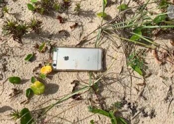 iPhone 6s ตกจากเครื่องบินที่ความสูง 2,000 ฟุต ในระหว่างถ่ายวิดีโอ และดูเหมือนจะไม่ได้รับความเสียหายมากนัก