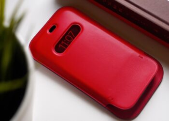 ชมรีวิว Leather Sleeve ซองหนังพร้อม MagSafe สำหรับ iPhone 12 จากเว็บไซต์ชื่อดัง (ชมคลิป)