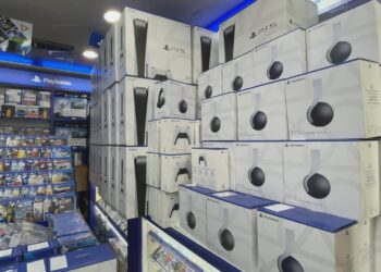 พ่อค้าตลาดมืด กว้านซื้อ PlayStation 5 กว่า 2,000 เครื่องจากร้านทั่วไปมากักตุน เพื่อขายในราคาสูงเกินจริงถึง 2-3 เท่า