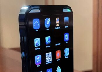 ชมภาพ iPhone 12 Pro เครื่องต้นแบบ สีน้ำเงิน Pacific Blue ที่ดูเข้มกว่ากว่าปกติ ทำงานบนระบบปฏิบัติการ SwitchBoard