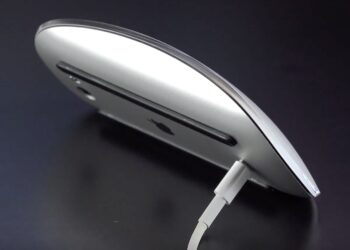 ในที่สุดก็มีคนแก้ไขวิธีการชาร์จ Magic Mouse ของ Apple ให้รองรับการชาร์จไร้สาย