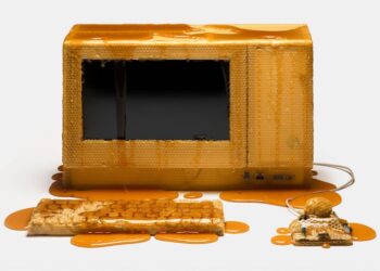 ดีไซน์เนอร์แปลงโฉม Macintosh ด้วยวัสดุจากธรรมชาติ เพื่อกระตุ้นเกี่ยวกับผลกระทบของโลกาภิวัตน์