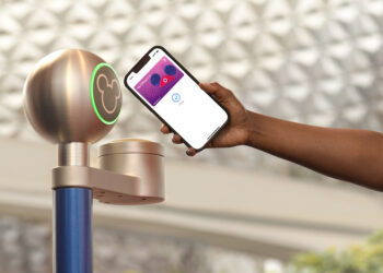 โรงแรม Disney World ให้นักท่องเที่ยวใช้ iPhone และ Apple Watch เป็นกุญแจเข้าห้องพัก และใช้ซื้ออาหารและสินค้าแทน MagicBand ได้
