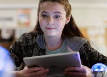 เมือง Edinburg สก็อตแลนด์ทุ่มงบ 760 ล้านบาท มอบ iPad ให้เด็กนักเรียนและเจ้าหน้าที่รวม 39,000 เครื่องไปใช้ ในโครงการ “Edinburgh Learns for Life”