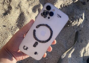 ผู้ใช้ iPhone 12 มองเห็นตำแหน่งของ MagSafe ได้จากโลหะที่ปะปนอยู่ในทราย