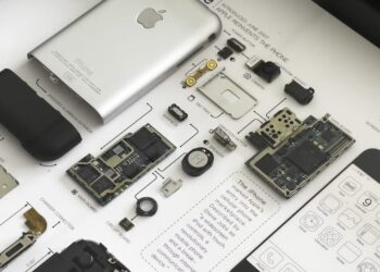 ย้อนชมวิวัฒนาการของ iPhone ตั้งแต่รุ่นแรก ผ่านกรอบรูปภาพจาก GRID ที่แสดงให้เห็นฮาร์ดแวร์ของ iPhone