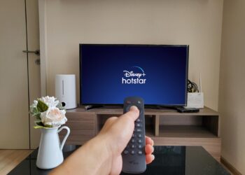 AIS 5G เชิญคนไทยรับชมคอนเทนต์ที่ทั้งโลกรอคอย Disney+ Hotstar บนเครือข่ายที่ดีที่สุด ภาพยนตร์กว่า 700 เรื่อง ซีรีย์กว่า 14,000 ตอน ในราคาพิเศษ 49 บาท/เดือน และ 499 บาท/ปี