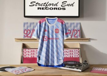 adidas เปิดตัวเสื้อแข่งขันเยือนของแมนเชสเตอร์ ยูไนเต็ด ประจำฤดูกาล 2021/22 ได้แรงบันดาลใจจากชุดแข่งขันจากปี 92 วางจำหน่ายในราคา 2,800 บาท