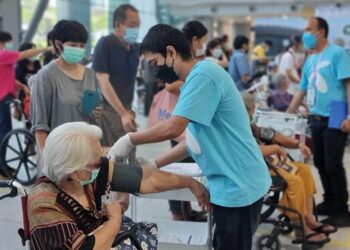 4 ค่ายมือถือ AIS, TRUE, dtac, NT เปิดให้ผู้สูงอายุ 60 ปีขึ้นไป ลงทะเบียนฉีดวัคซีนเพิ่มได้ ตั้งแต่จันทร์ที่ 12 ก.ค.นี้พร้อมเริ่มฉีดตั้งแต่ 16-31 ก.ค. ณ ศูนย์ฉีดวัคซีนกลางบางซื่อ