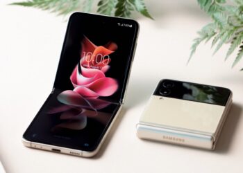 Samsung Galaxy Z Flip 3 5G มาพร้อมจอพับได้ขนาด 6.7 นิ้ว  รีเฟรช 120Hz จอนอก 1.9 นิ้วกันน้ำ IPX8 ราคาราว 33,300 บาท