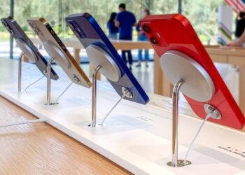 Apple Store ออกแบบแท่นวาง iPhone ใหม่ ด้วยที่ชาร์จ MagSafe ทำให้ดูเหมือน iPhone ลอยขึ้นจากโต๊ะ