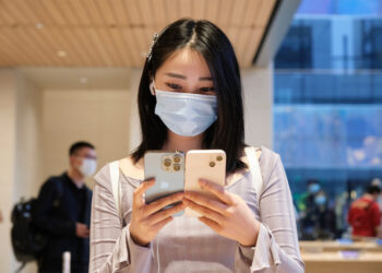 Apple แชร์ภาพเจ้าของ iPhone 13 รายแรก ที่เดินทางมารับเครื่องด้วยตนเองใน Apple Store