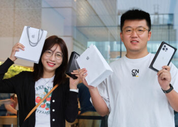 Apple แชร์ภาพเจ้าของ iPhone 13 รายแรก ที่เดินทางมารับเครื่องด้วยตนเองใน Apple Store