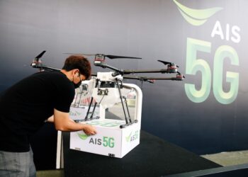 AIS 5G เปิดประสบการณ์ดิจิทัลสุดเอ็กซ์คลูซีฟ AIS 5G iPhone on the go ขนทัพหุ่นยนต์สุนัข K9 พร้อมโดรนลำเลียง ร่วมภารกิจส่งมอบ iPhone 13 ตอกย้ำที่ 1 ตัวจริง ยกระดับบริการที่ปลอดภัยที่สุด ล้ำที่สุด เพื่อสิ่งที่ดีที่สุดสำหรับลูกค้า