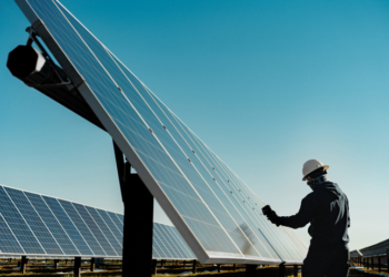 Apple เดินหน้าสู่เป้าหมายความเป็นกลางทางคาร์บอนภายในปี 2030 โดยการเพิ่มพลังงานสะอาดอีก 9 กิกะวัตต์ และเพิ่มจำนวนซัพพลายเออร์ที่ให้คำมั่นว่าจะเปลี่ยนมาใช้พลังงานสะอาดอีก 2 เท่า