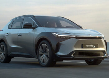 Toyota เปิดตัว bZ4X รถไฟฟ้าเต็มรูปแบบ วิ่งได้ไกล 500 กิโลเมตร และมีหลังคาพลังงานแสงอาทิตย์เป็นออปชั่นเสริม