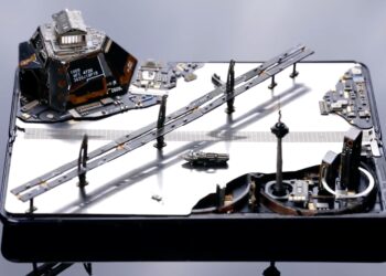 Xiaomi Mi MIX Fold ถูกชำแหละชิ้นส่วน นำมาสร้างเป็นเมืองจำลอง (ชมคลิป!!)