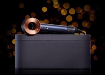Dyson เปิดตัวเครื่องเป่าผม Dyson Supersonic และอุปกรณ์จัดแต่งทรง Dyson Airwrap สี Prussian Blue น้ำเงินเฉดสวยคลาสสิคคู่กันกับสีทองแดง Rich Copper
