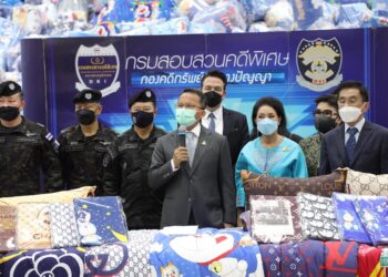 DSI โชว์ผลงานตรวจยึดสินค้าละเมิดลิขสิทธิ์กว่า 40,000 ชิ้น มีทั้ง Doraemon, Winnie The Pooh, Ben 10 มูลค่ากว่า 160 ล้านบาท